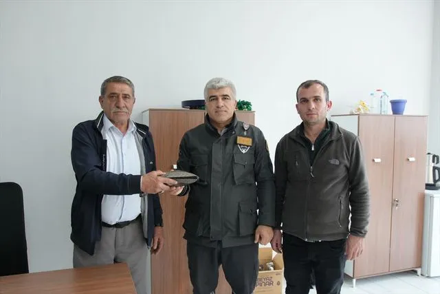 Batman'da belediye otobüsünde unutulan çantadaki altın ile para sahibine teslim edildi