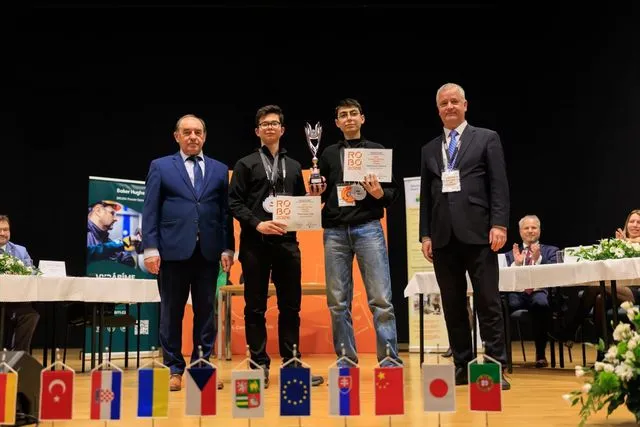 Bursa Erkek Lisesi'nden Küresel Başarı: Robotik Teknolojilerinde Dünya İkinciliği Geldi