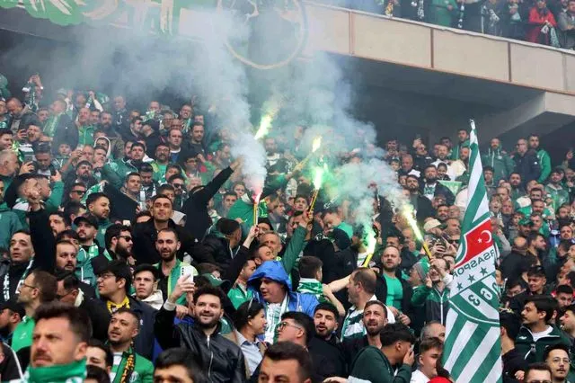 Bursaspor taraftarı Eskişehir tribünlerinde renkli görüntüler oluşturdu