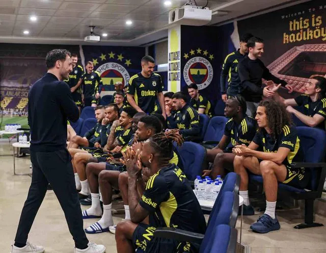 Domenico Tedesco, futbolcularla vedalaştı