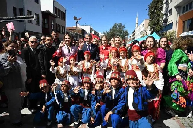 Edirne'de Dünya Romanlar Günü'nde renkli görüntüler