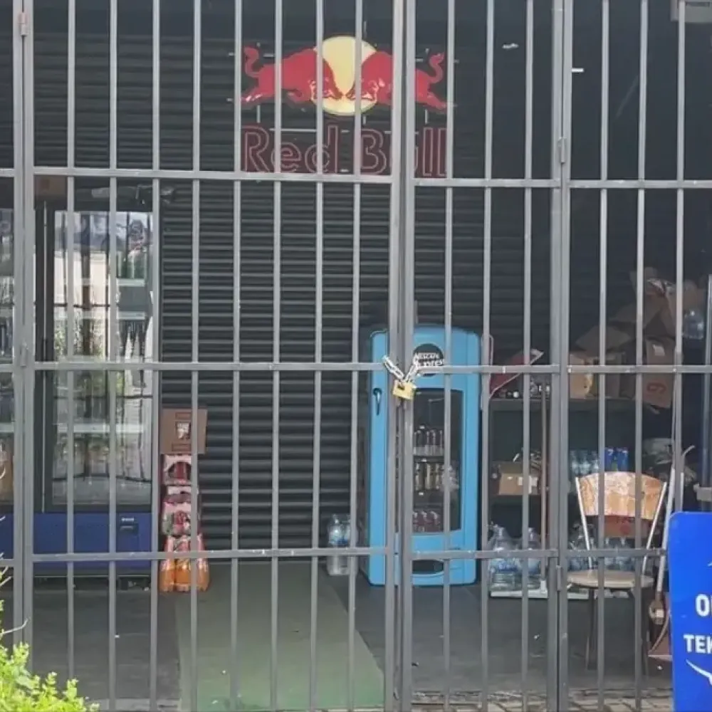 Eksik para üstü verdiğini iddia ettiği market sahibine, su kolisi ve sandalye fırlattı