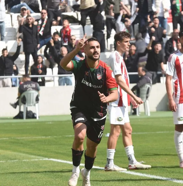Karşıyaka'da Ömer Faruk'un Şaşırtan Dönüşü