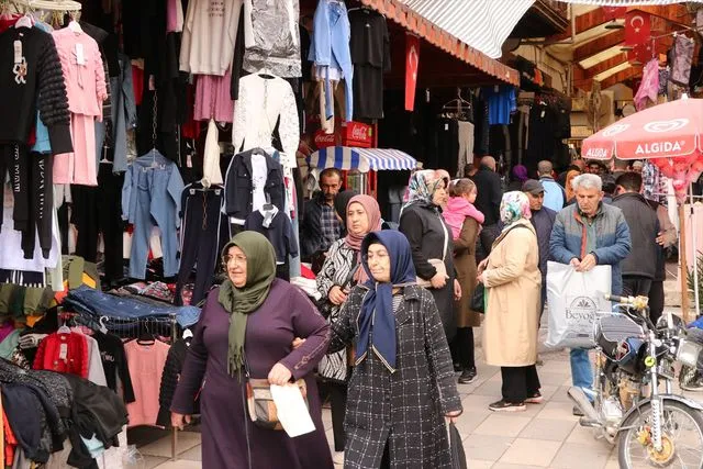 Kilis'te arife gününde bayram alışverişi yoğunluğu yaşanıyor
