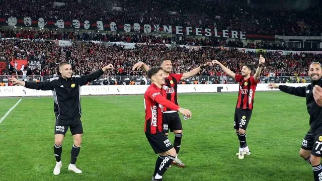 Kırmızı Şimşekler Play-Off'ta Turu Çiftetelliyle Kutladı: Balıkesirspor Karşısında Görkemli Galibiyet