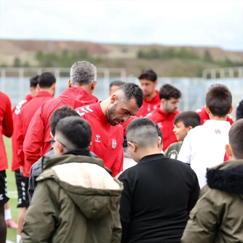 23 Nisan Coşkusu Sivasspor'da Yaşıyor: Başkan Özçoban Koltuğunu Genç bir Öğrenciye Bıraktı