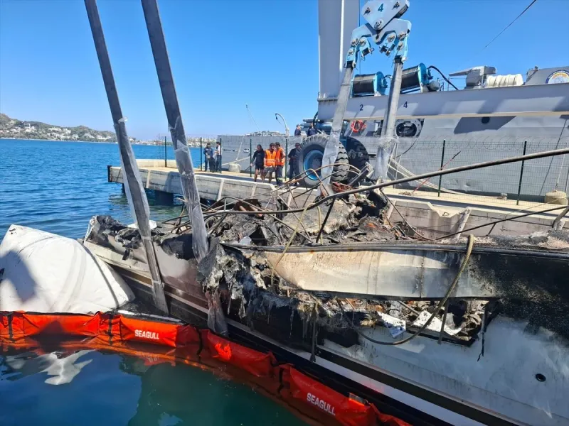 Bodrum'da yangında batan 7 motoryatın enkazı denizden çıkarılıyor