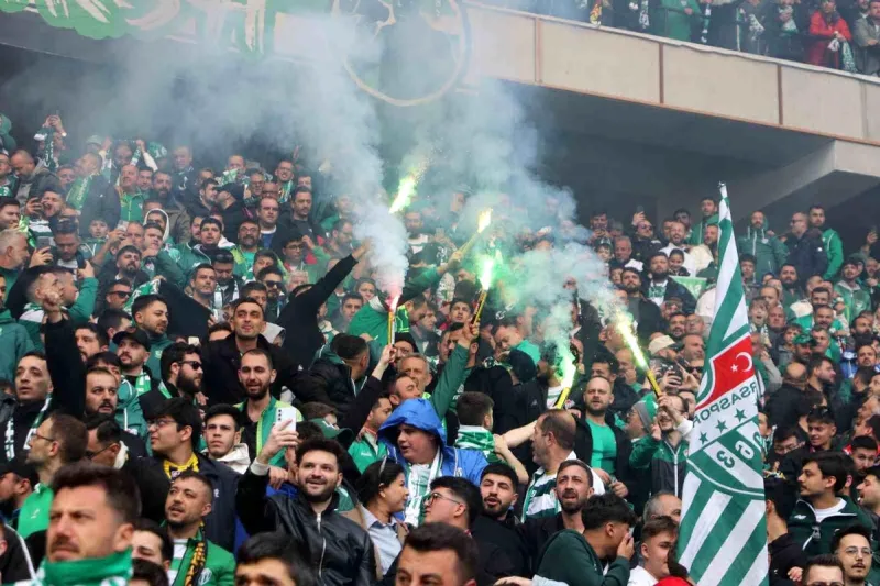 Bursaspor taraftarı Eskişehir tribünlerinde renkli görüntüler oluşturdu