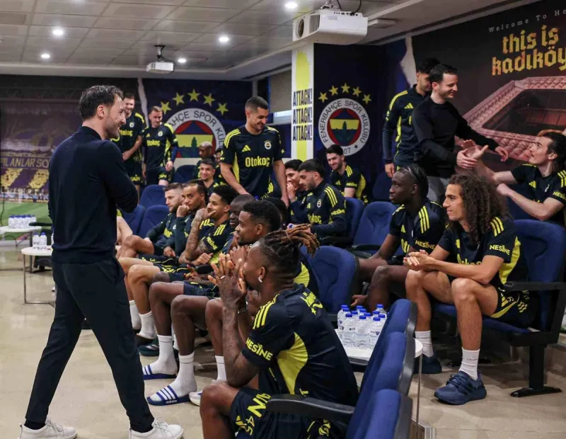 Domenico Tedesco, futbolcularla vedalaştı