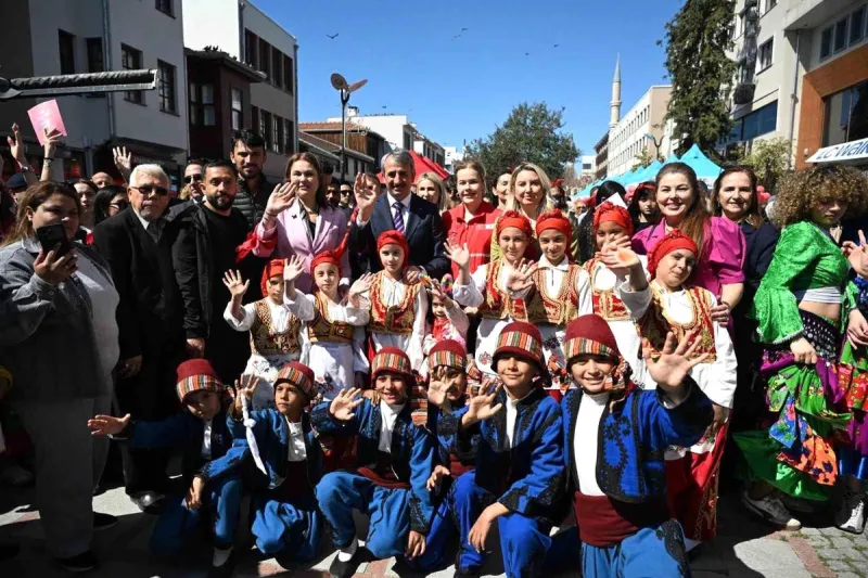 Edirne'de Dünya Romanlar Günü'nde renkli görüntüler