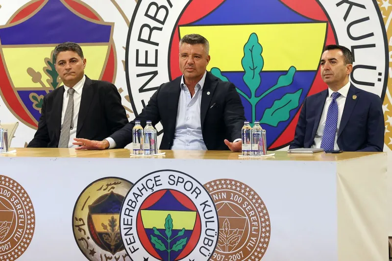 Fenerbahçeli yönetici Ali Gürbüz, Galatasaray maçı biter bitmez telefona sarıldı