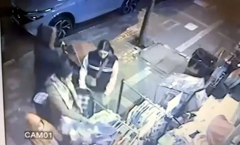 İstanbul'da Çocuk Kıyafeti Hırsızlığı: 4 Kadın ve Bir Çocuk Kamerada Yakalandı
