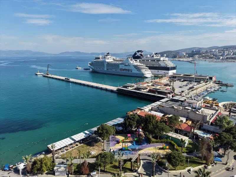 Kuşadası'na iki kruvaziyerle 2 bin 723 turist geldi