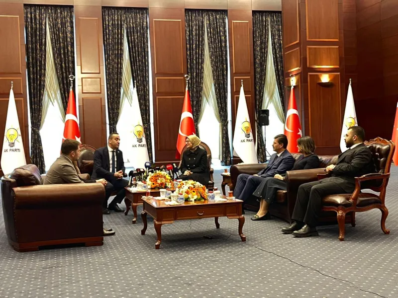 Siyasi partiler bayramlaştı