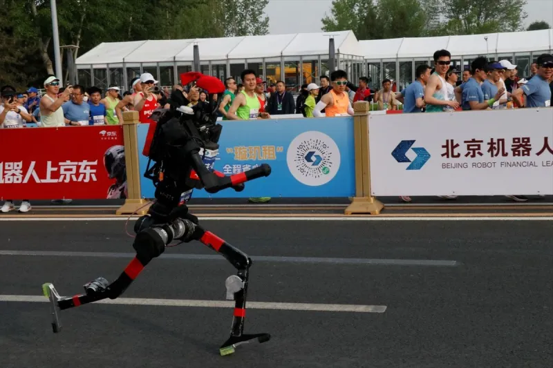 Teknolojinin Yeni Zirvesi: Çinli İnsansı Robotlar Yarı Maraton Rekorunu Tarihe Gömdü