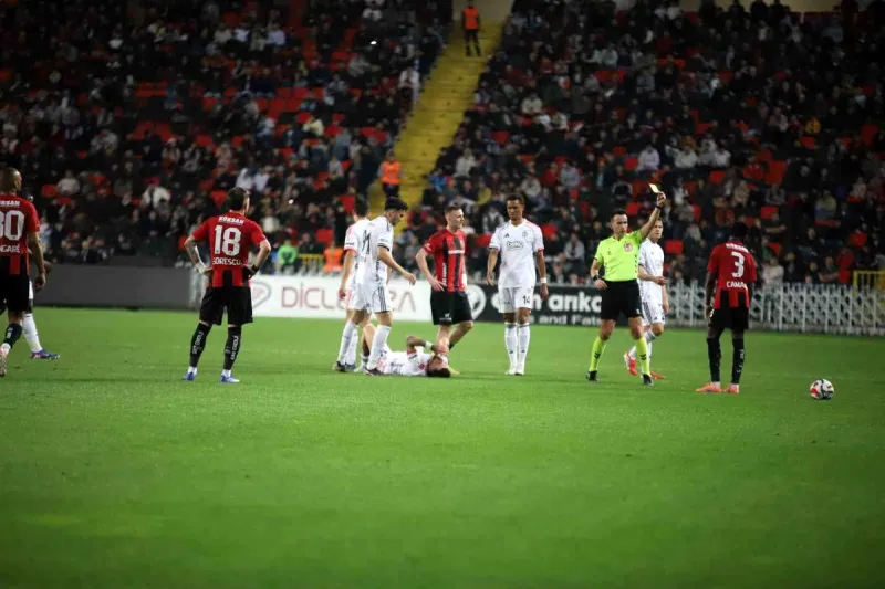 Trendyol Süper Lig: Gaziantep FK: 0 Beşiktaş: 2 (İlk yarı)