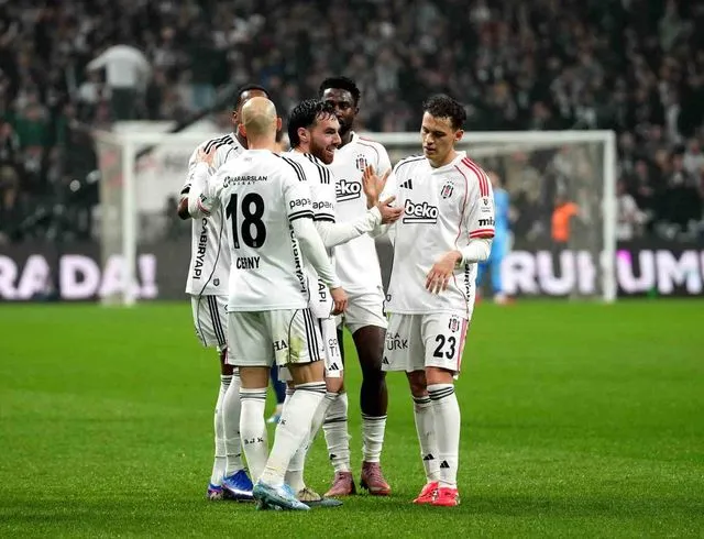 Orkun Kökçü gollerine devam ediyor