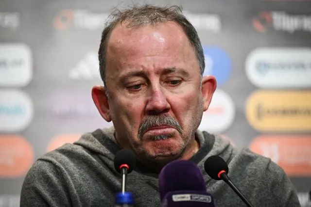 Sergen Yalçın derbi sonrası iki futbolcusunun biletini kesti