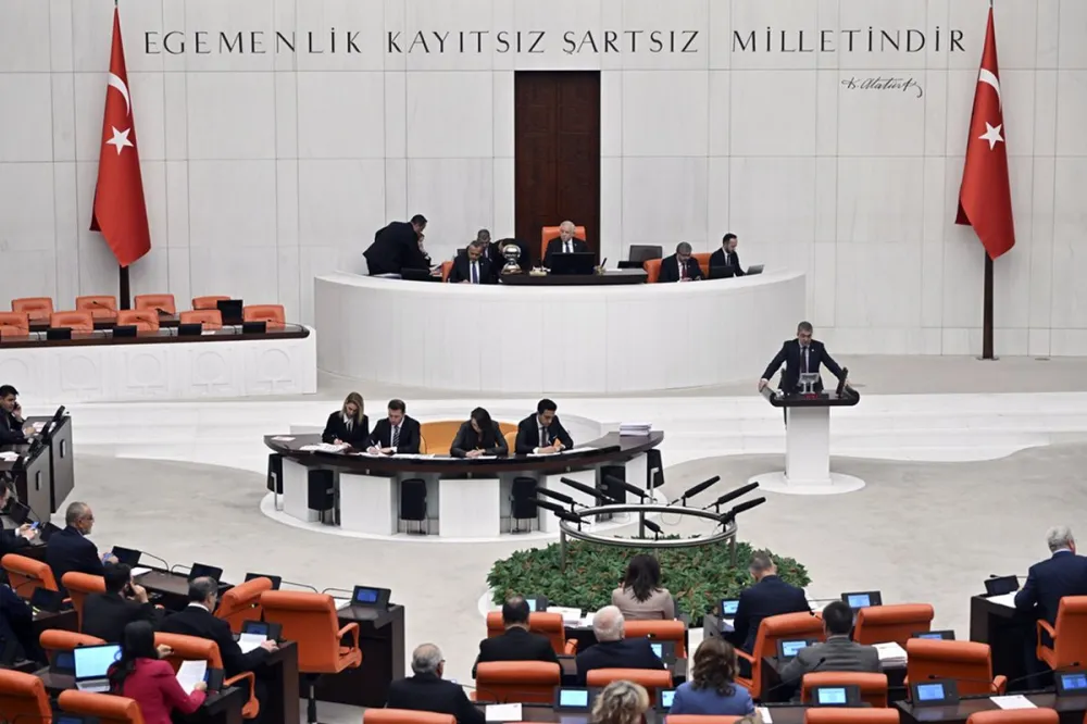 TBMM'de, kadınların doğum iznini artıran ve 15 yaş altına sosyal medya yasağını da içeren kanun teklifi kabul edildi. - Son Dakika
