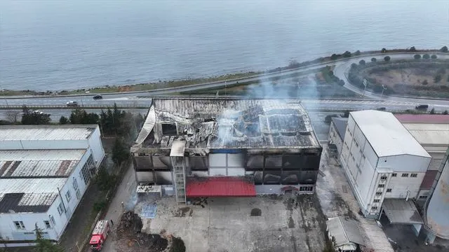 Trabzon'da Sanayi Bölgesi'nde Fındık Fabrikasındaki Yangın Söndürüldü