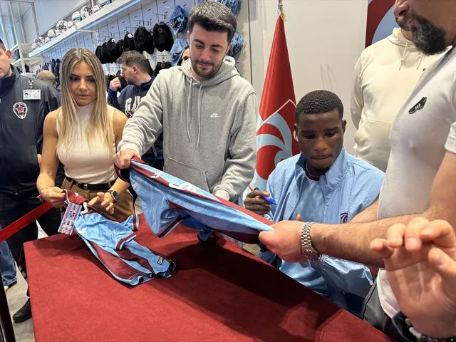 Trabzonsporlu futbolcu Onuachu taraftarlarla buluştu