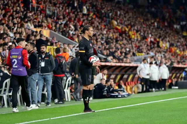 Trendyol Süper Lig: Göztepe: 0 Galatasaray: 2 (İlk yarı)