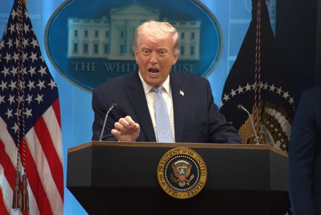 Trump'tan ABD Donanması'na talimat: Hürmüz Boğazı'na mayın döşeyen tekneleri vurun