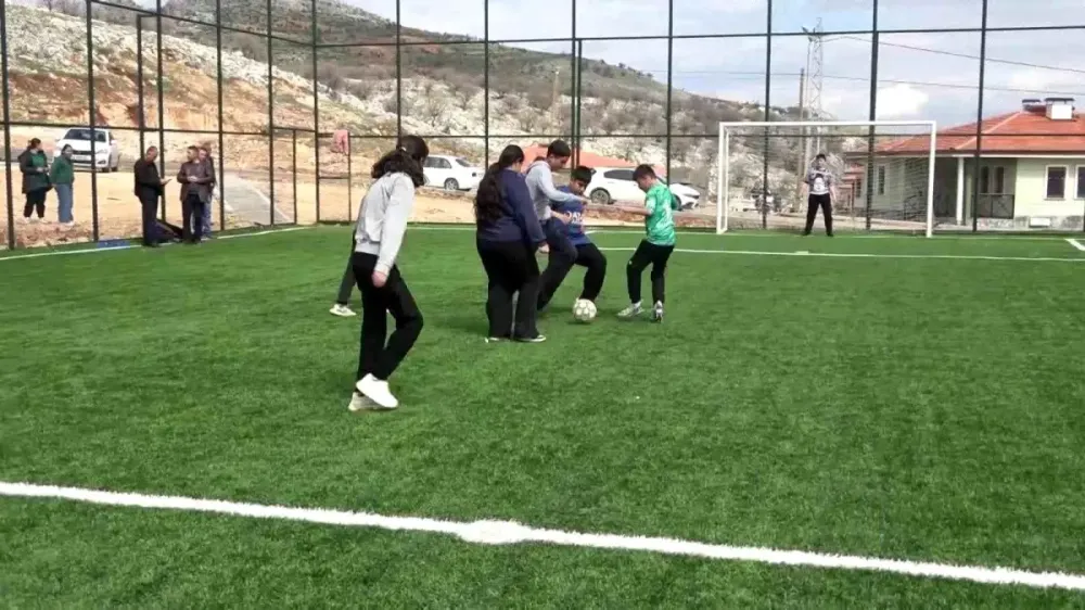 Zey köyünde çocuklar tozdan ve çamurdan kurtulup halı sahaya kavuştu